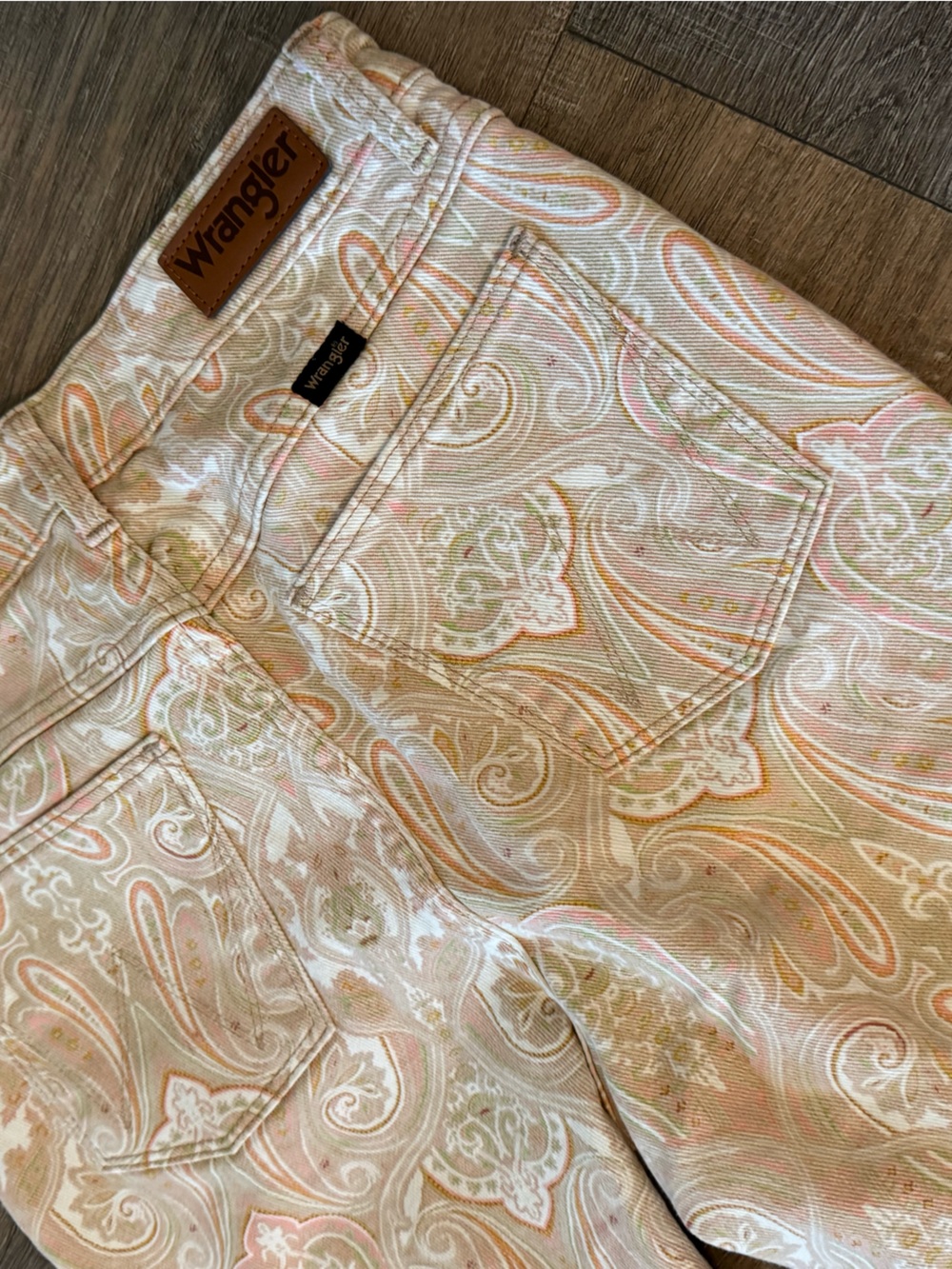 Wrangler Women’s Paisley Print cropped jeans - Picture 7 of 7